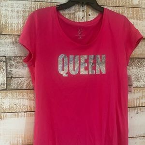 Pink QUEEN tshirt.